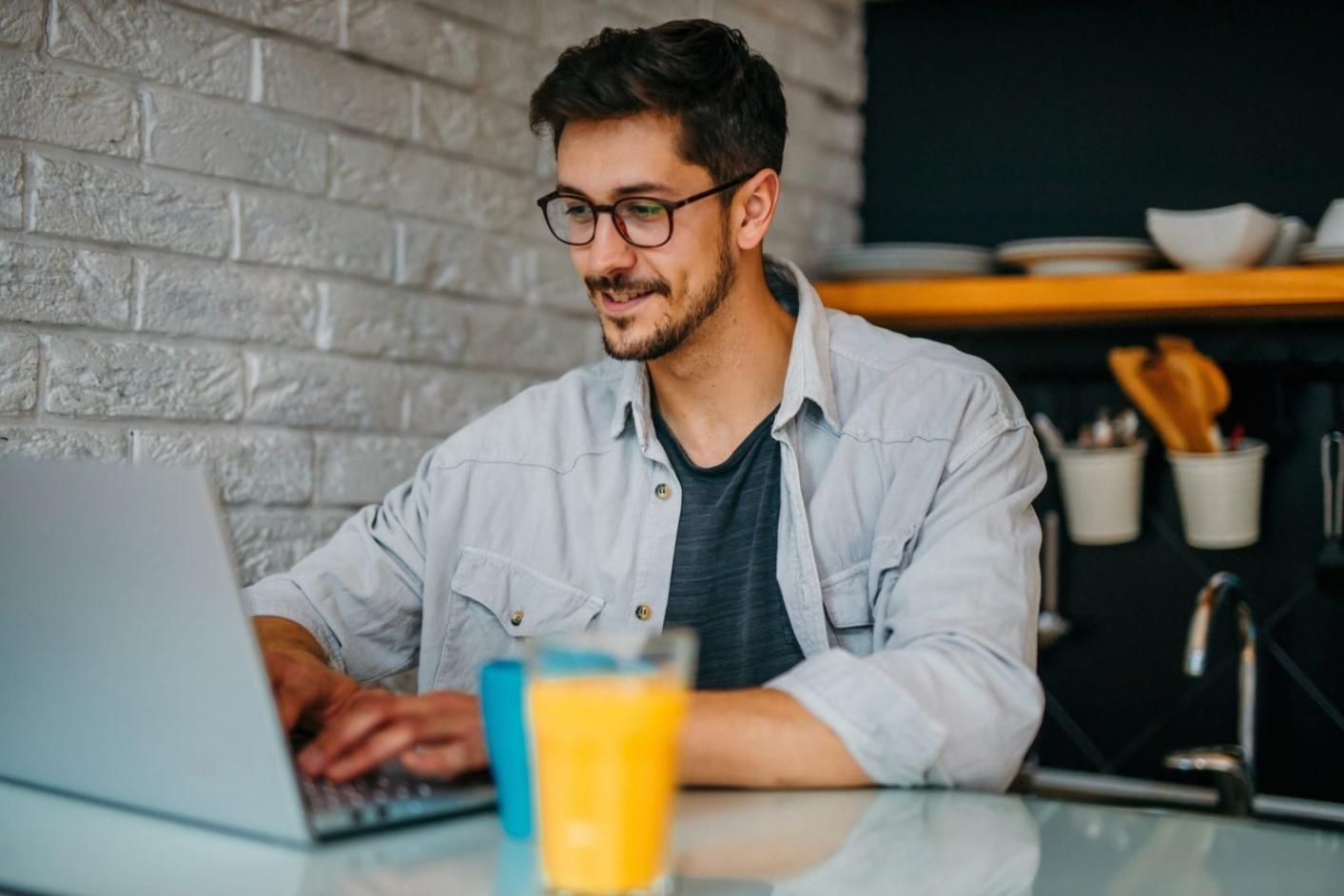 Tableau de bord budgétaire avec visualisation des dépenses mensuelles
